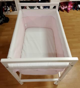 Minicuna rosa con ruedas