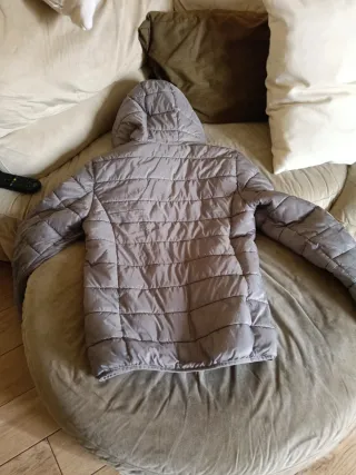 Piumino ragazzo grigio con cappuccio