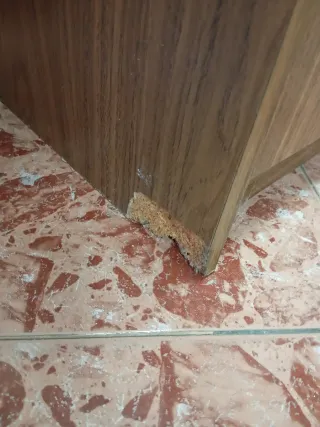 Armario de madera marrón