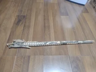 Hueso tallado dragón Indonesia,faltan los dardos