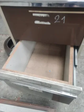 Cajonera metálica beige y marrón