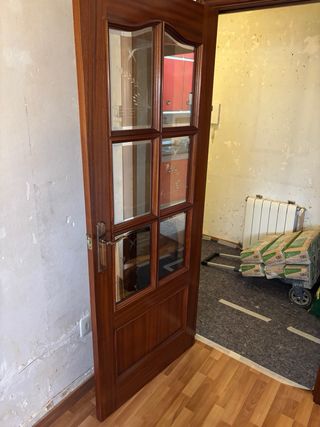 Puerta madera maciza con cristal