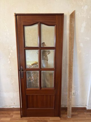 Puerta madera maciza con cristal