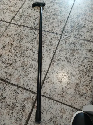 Bastón negro con empuñadura curva