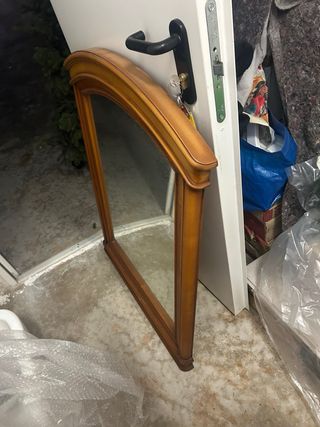 Espejo grande de madera con marco curvo