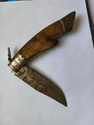 Navaja antigua con mango de pezuña de jabalí