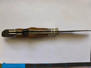 Navaja antigua con mango de pezuña de jabalí