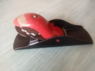 Cepillo carpintero rojo y negro