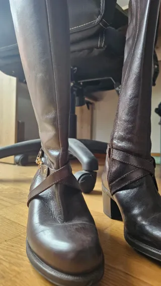 Botas altas de cuero marrones con cadena