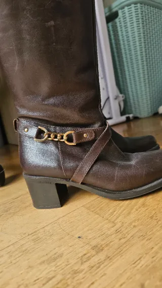 Botas altas de cuero marrones con cadena