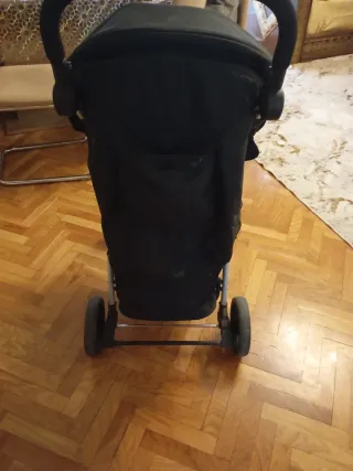 Carrito de bebé negro