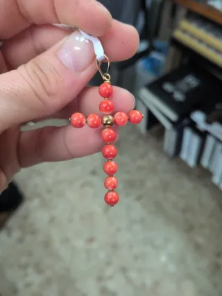 Cruz Oro 18k y Coral Auténtico