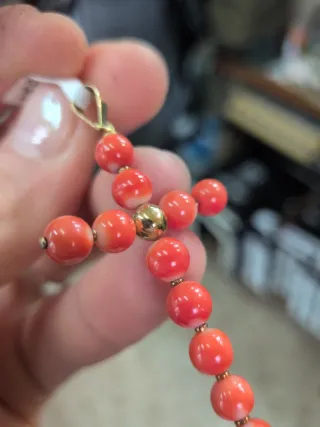 Cruz Oro 18k y Coral Auténtico