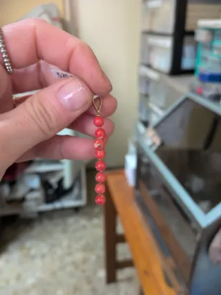 Cruz Oro 18k y Coral Auténtico