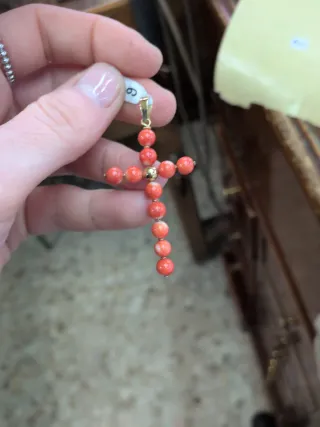Cruz Oro 18k y Coral Auténtico