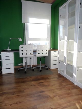 Escritorio IKEA con cajoneras y sillas