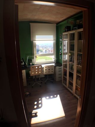 Escritorio IKEA con cajoneras y sillas