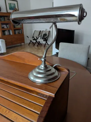 Lámpara de escritorio plateada y metal