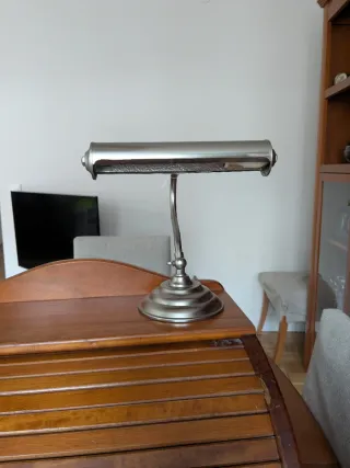 Lámpara de escritorio plateada y metal