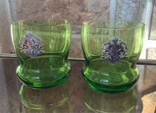 Vasos de cristal verde con escudo (2 uds)