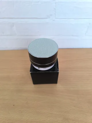 Altavoz Bluetooth Portátil Negro y Plateado