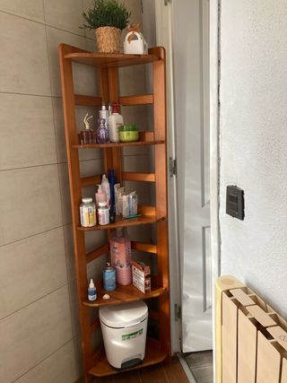 Estantería de esquina de madera