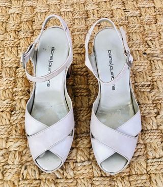Sandalias Pons Quintana de piel color blanco roto.