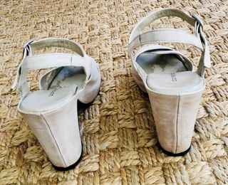 Sandalias Pons Quintana de piel color blanco roto.