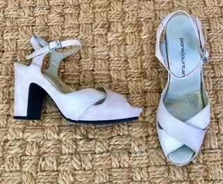 Sandalias Pons Quintana de piel color blanco roto.