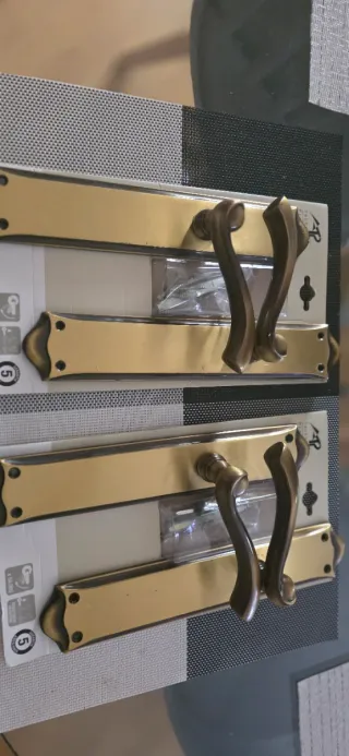 Manivelas de puerta doradas