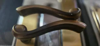 Manivelas de puerta doradas