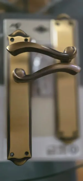 Manivelas de puerta doradas