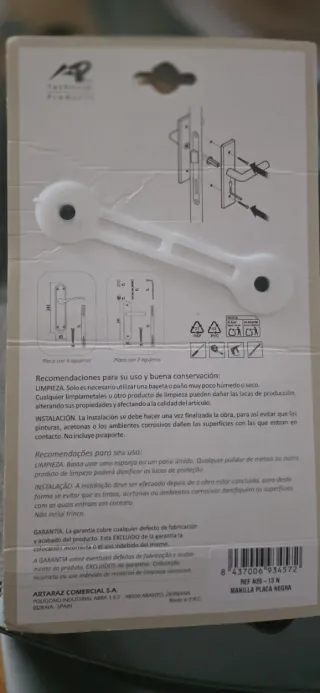 Manivelas de puerta doradas