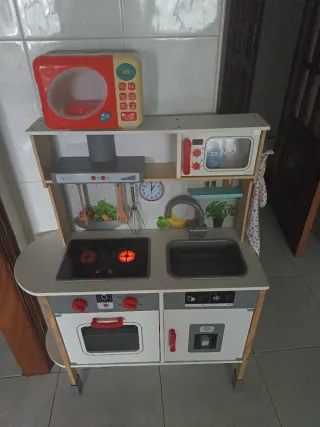 Cocina de madera equipada para niños