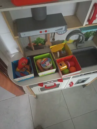 Cocina de madera equipada para niños