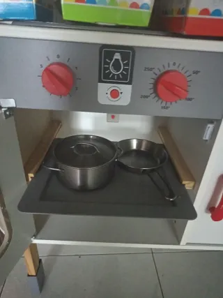 Cocina de madera equipada para niños