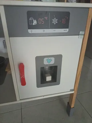 Cocina de madera equipada para niños