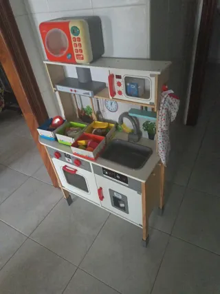 Cocina de madera equipada para niños