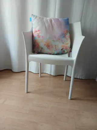 4 Sillas de Plástico para Terraza + sillón