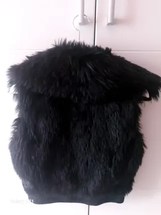 Chaleco de pelo negro