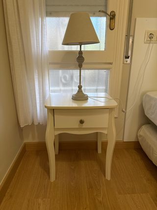 Mesita de noche y lampara