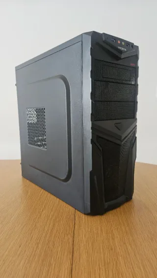 PC Sobremesa Negro con Teclado y Ratón