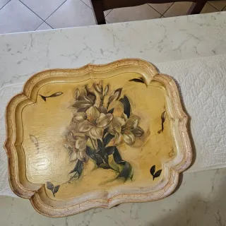 Vassoio decorativo in legno con fiori
