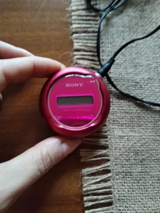 Sony Walkman NW-E105 vintage rosa funzionante.