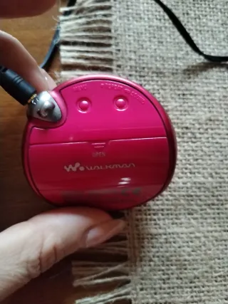 Sony Walkman NW-E105 vintage rosa funzionante.