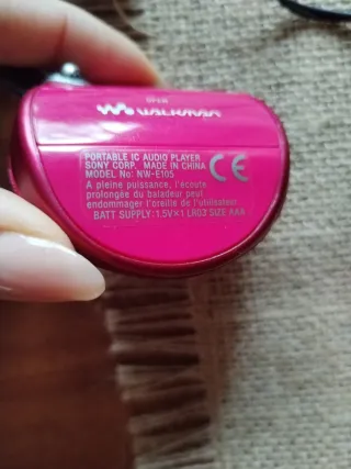 Sony Walkman NW-E105 vintage rosa funzionante.