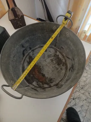 Barreño metálico antiguo