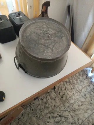 Barreño metálico antiguo