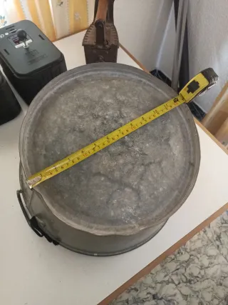 Barreño metálico antiguo