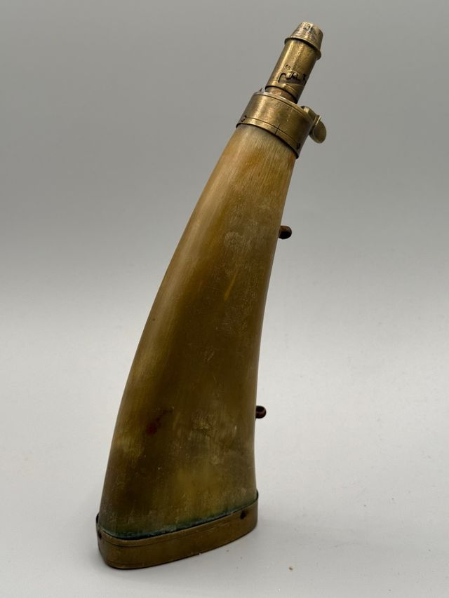 Antiguo cuerno avancarga asta latón 21cm